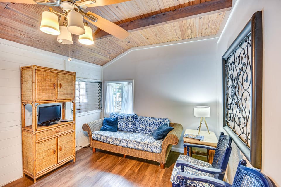 Cozy Cottage w/ Deck: Walk to Lake of the Ozarks! House in Lake of the Ozarks