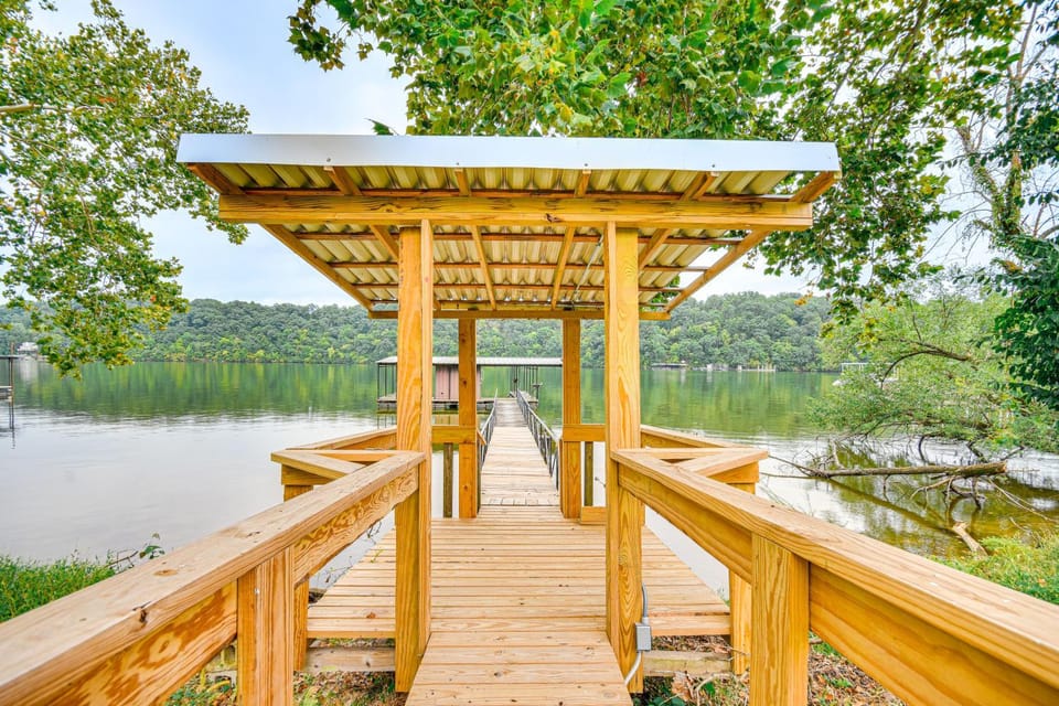 Cozy Cottage w/ Deck: Walk to Lake of the Ozarks! House in Lake of the Ozarks