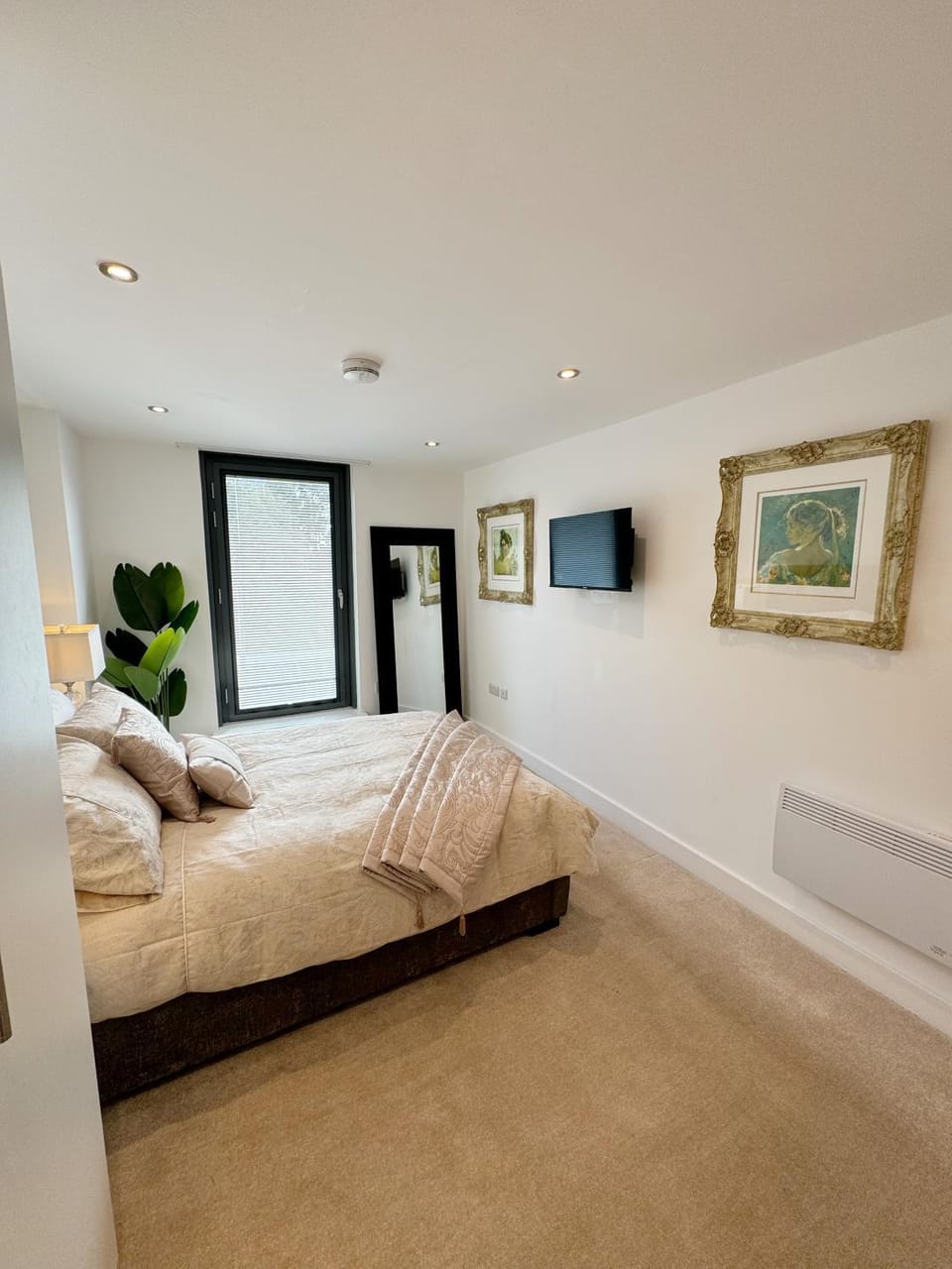 Bed, TV and multimedia, Photo of the whole room, Bedroom