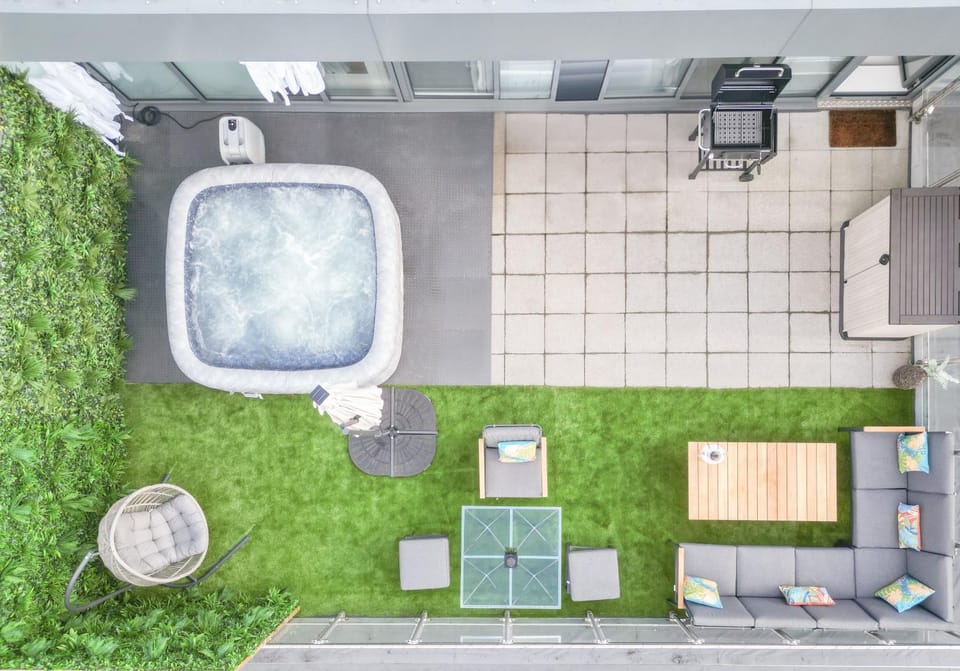 Patio, Garden, Hot Tub, Balcony/Terrace, Photo of the whole room, City view