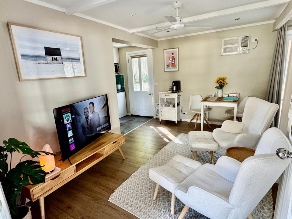 Communal lounge/ TV room, TV and multimedia, Living room, Seating area, Dining area, Evening entertainment, air conditioner