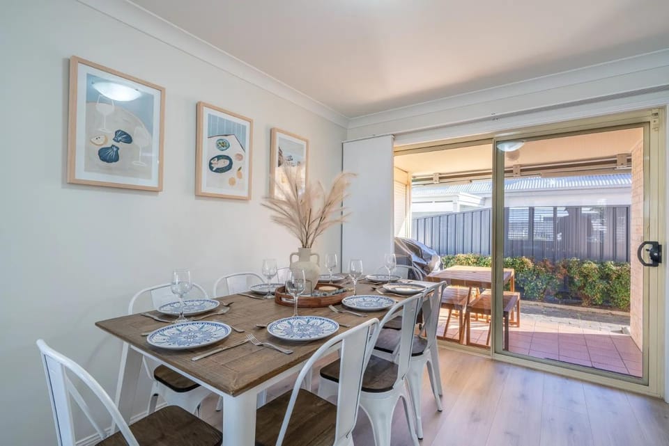 200m to Shellharbour Village - Calm Coastal Townhouse House in Wollongong