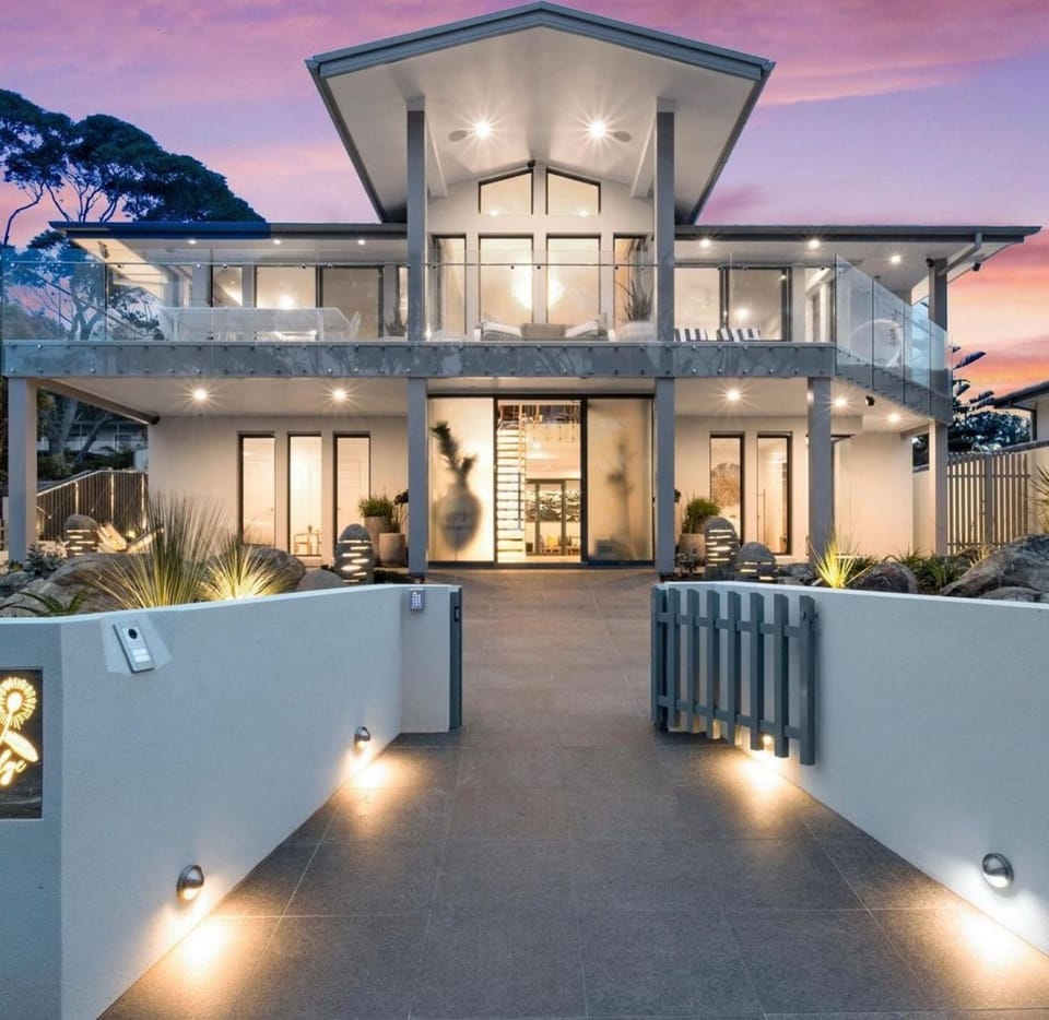 5 BDR - 250m to Beach - Outdoor Spa - 4PM Checkout House in Vincentia