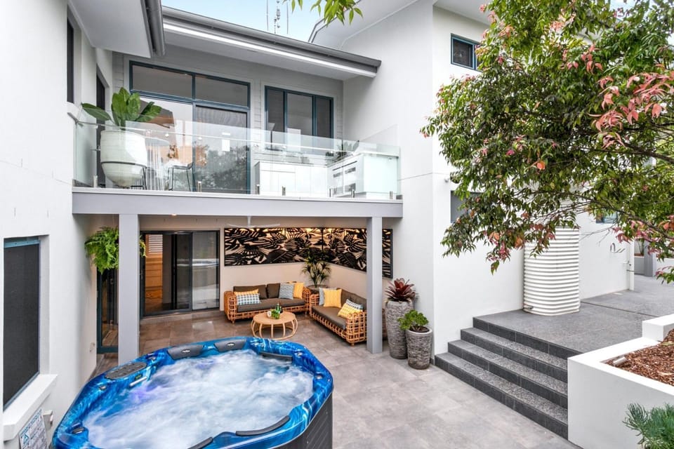 5 BDR - 250m to Beach - Outdoor Spa - 4PM Checkout House in Vincentia