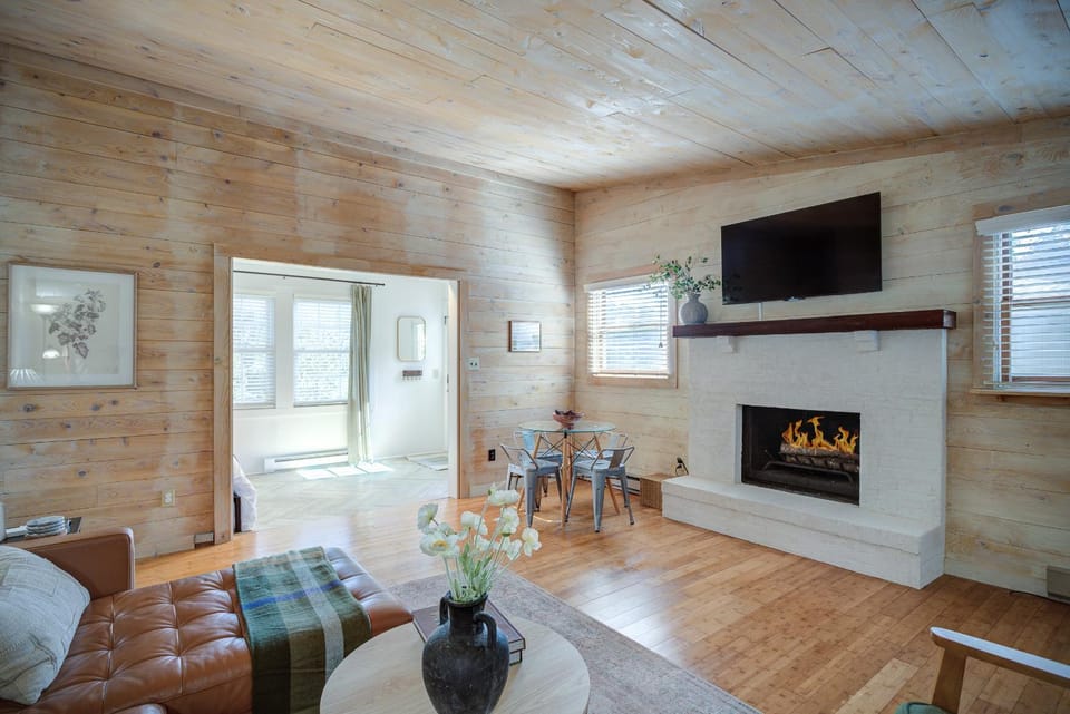 TV and multimedia, Living room, Dining area, fireplace