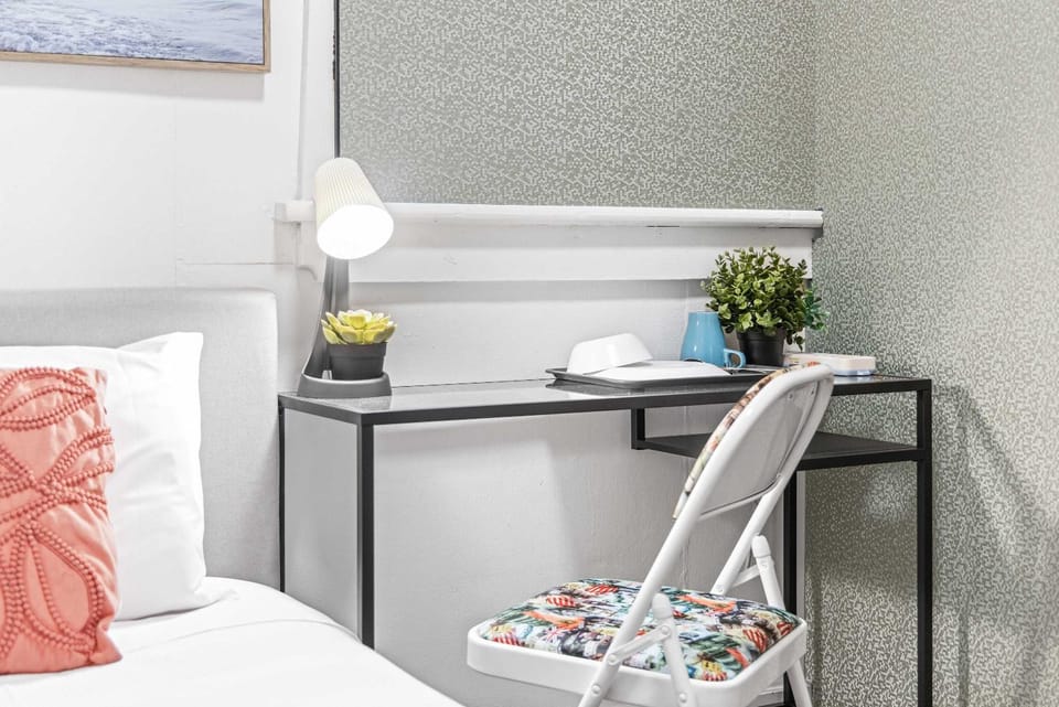 Boutique Single Room - Centrally Located at Granville - Shared Bathroom Bed and Breakfast in Parramatta