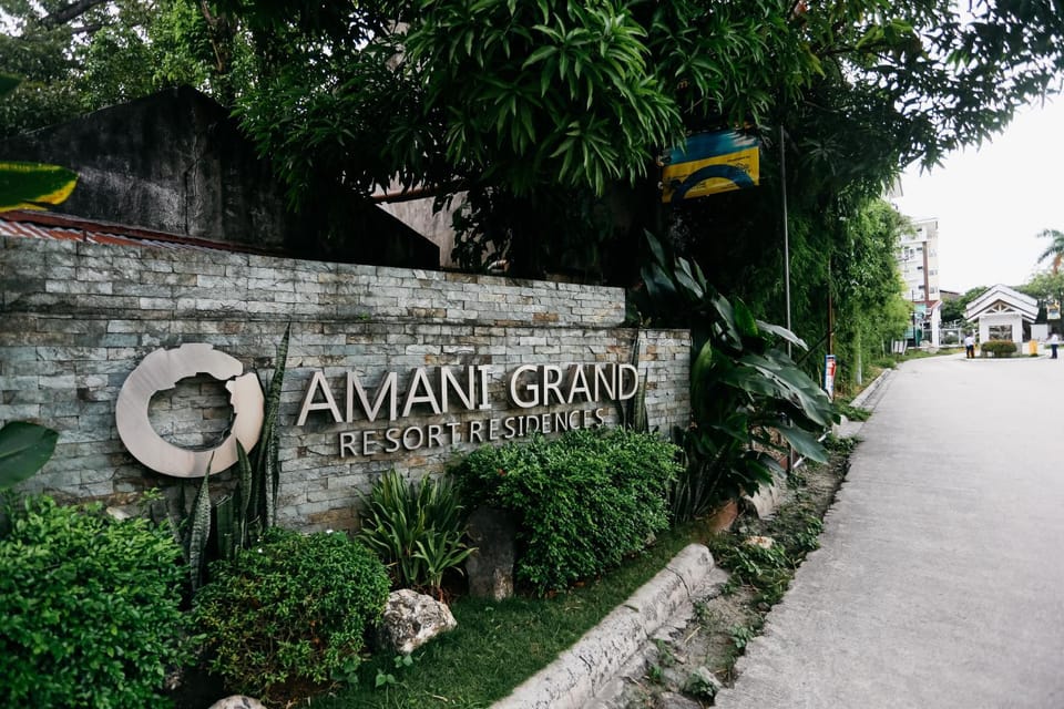 Near Mactan Airport Modern Studio Pool Gym, Self check-in FREE Fast WiFi Netflix Kitchen Apartment hotel in Lapu-Lapu City