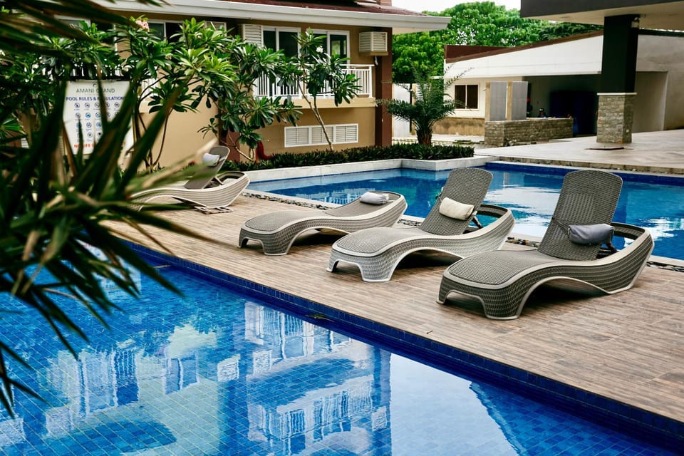 Near Mactan Airport Modern Studio Pool Gym, Self check-in FREE Fast WiFi Netflix Kitchen Apartment hotel in Lapu-Lapu City
