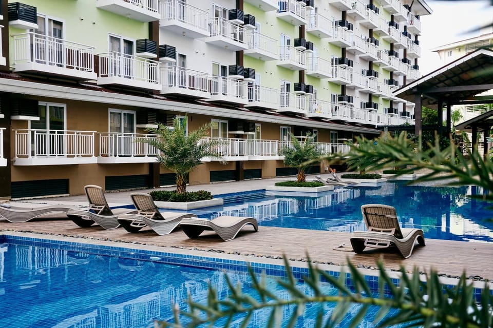 Near Mactan Airport Modern Studio Pool Gym, Self check-in FREE Fast WiFi Netflix Kitchen Apartment hotel in Lapu-Lapu City