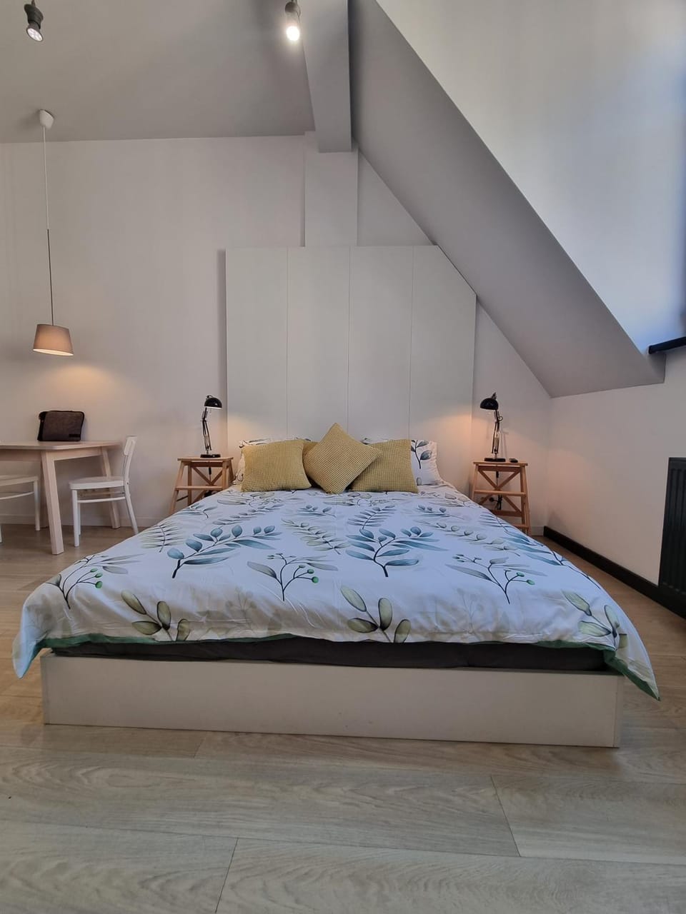 Bed, Photo of the whole room