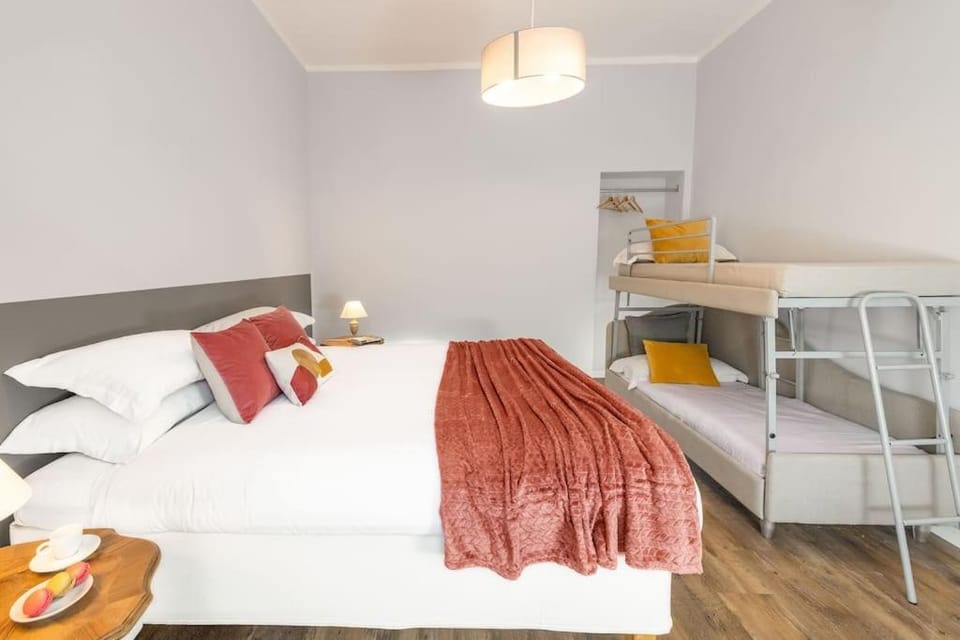 Big Flat in the Heart of Trastevere 4 bedrooms 3 bath Apartment in Rome