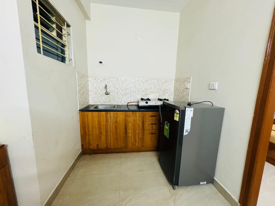 Kitchen or kitchenette, minibar