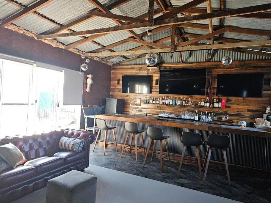 Living room, Lounge or bar, Banquet/Function facilities, Seating area, Drinks
