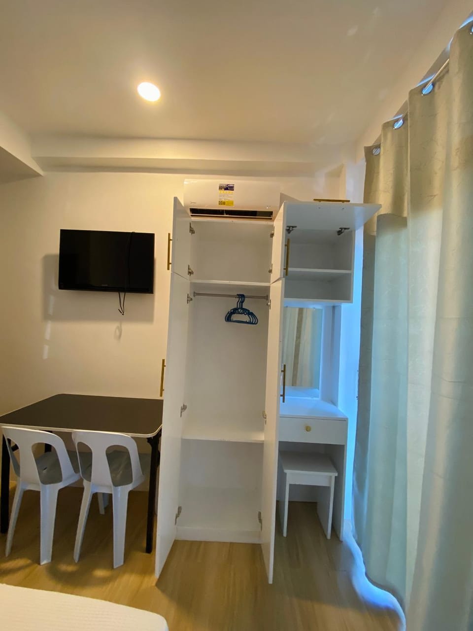 TV and multimedia, hair dresser, wardrobe