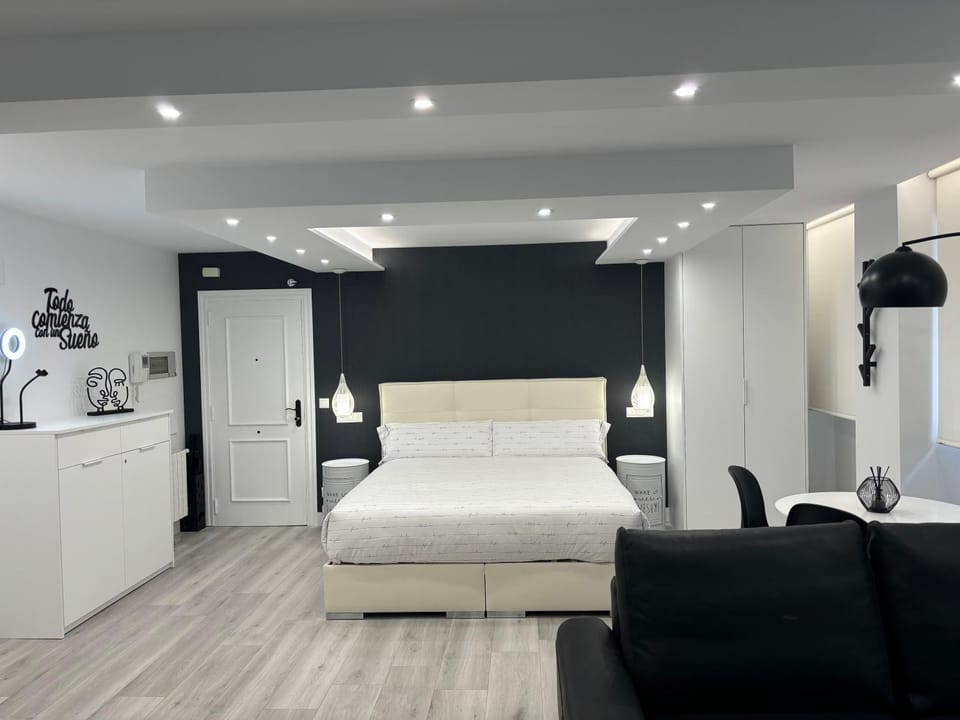 Photo of the whole room, Bedroom