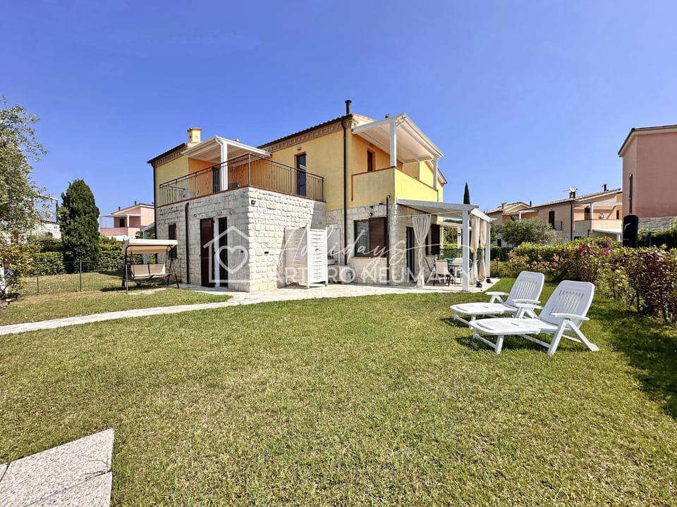Property building, Spring, Day, Natural landscape, Garden, Garden view, sunbed