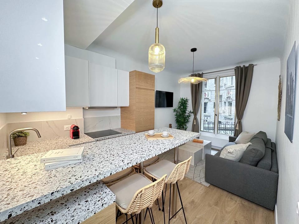 TV and multimedia, Kitchen or kitchenette, Living room, Seating area, stove