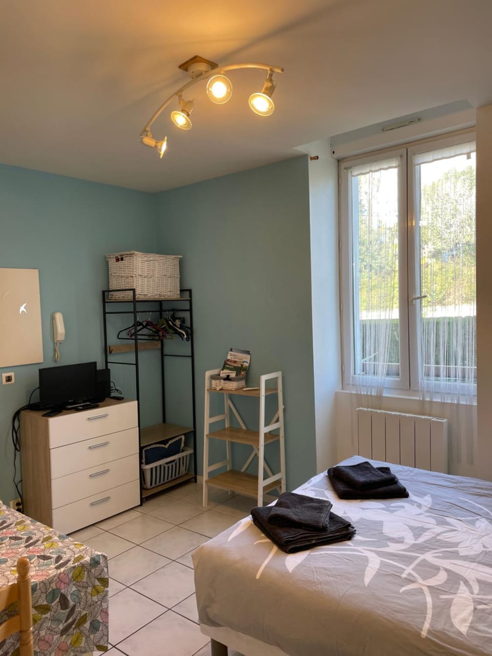 Petit studio avec parking, très bien équipé proche des Thermes et du centre ville Nouvelle literie Apartment in French Basque Country