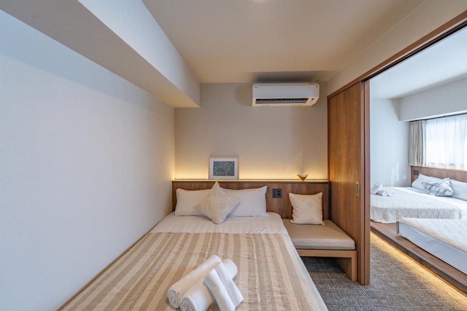 Bed, Bedroom, towels, air conditioner