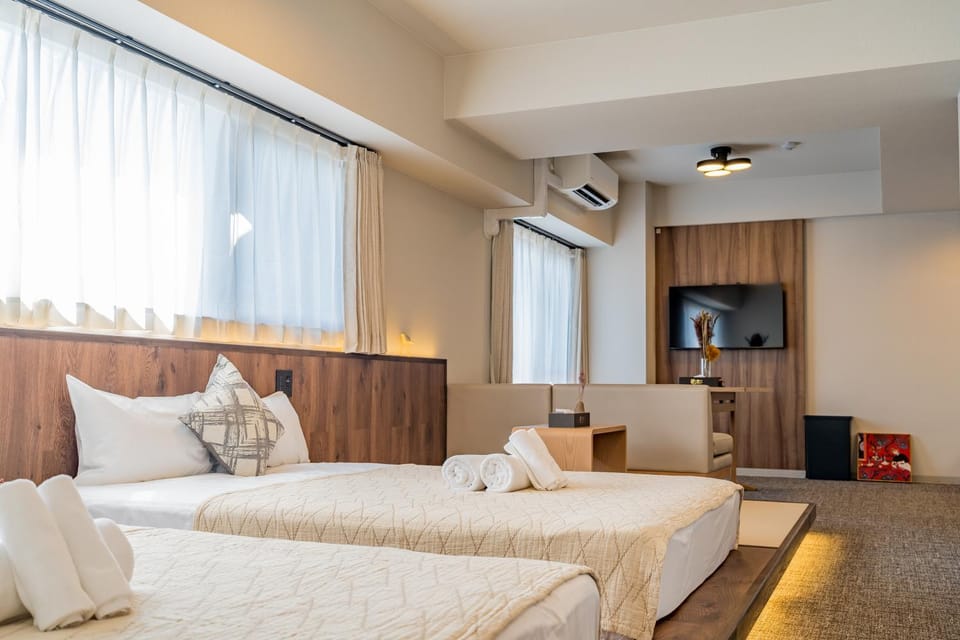 Bed, TV and multimedia, Living room, Photo of the whole room, Seating area, Bedroom, fireplace, towels, air conditioner