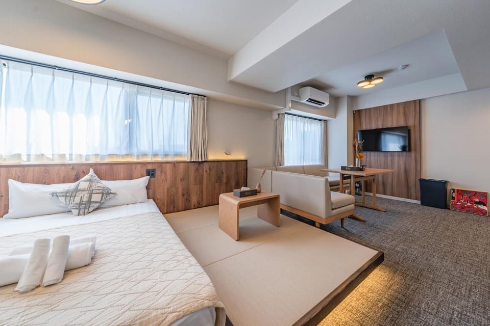 Communal lounge/ TV room, Bed, TV and multimedia, Living room, Seating area, Evening entertainment, Bedroom, towels, air conditioner