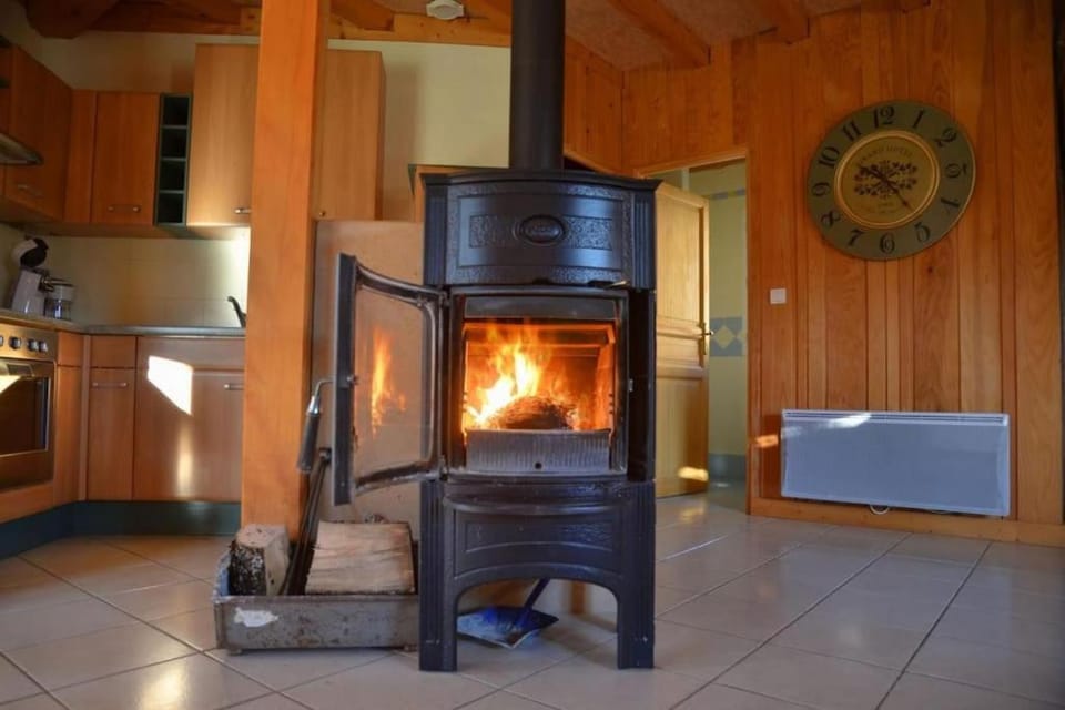 Maison plain pied intérieur bois - Lac de chalain - Gîte les 4 saisons House in Jura