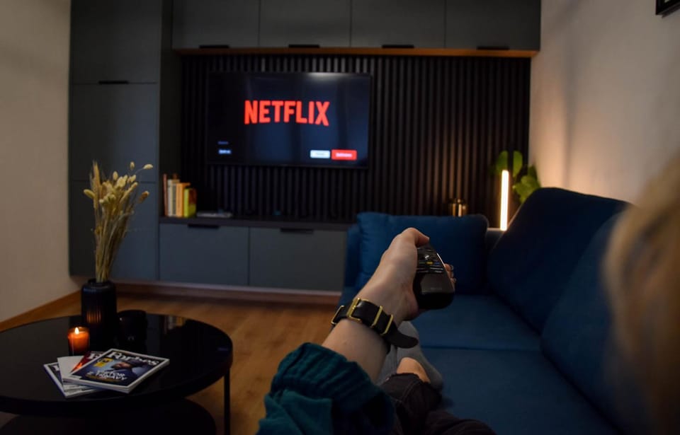 TV and multimedia, Living room, Photo of the whole room, Seating area, internet