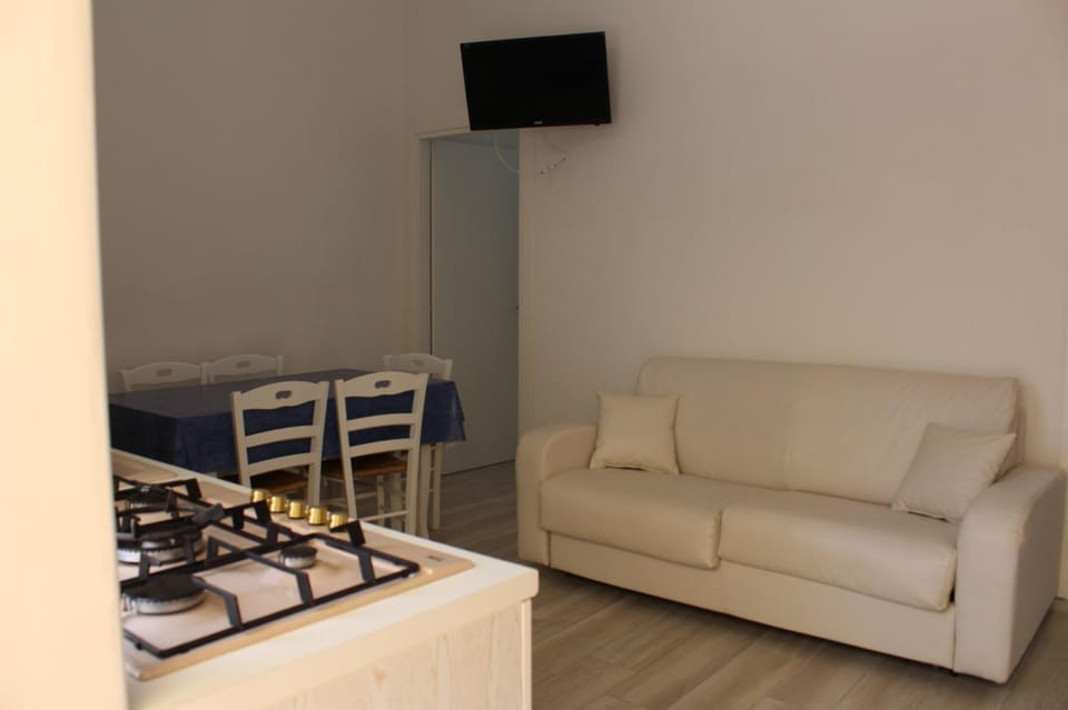 TV and multimedia, Kitchen or kitchenette, Living room, Seating area, Dining area