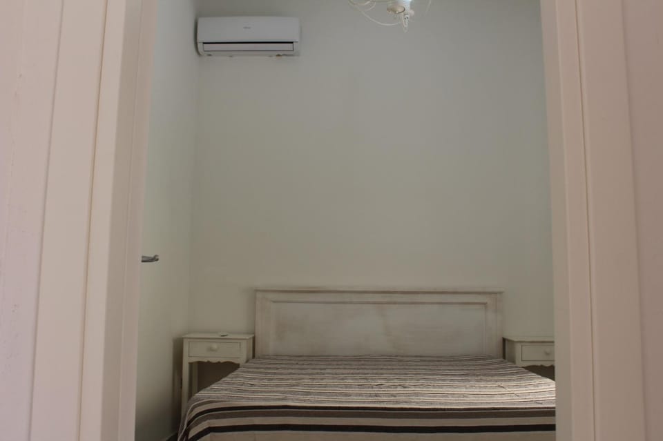 Bed, Photo of the whole room, Bedroom, air conditioner
