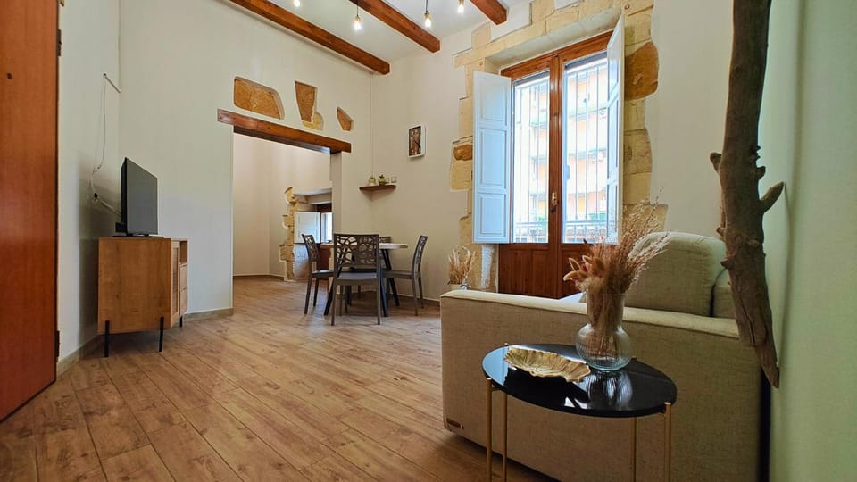 TV and multimedia, Living room, Seating area, Dining area