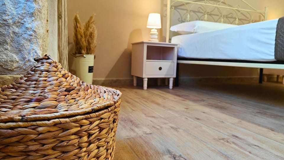 Bed, Photo of the whole room, Decorative detail, Decorative detail, Bedroom
