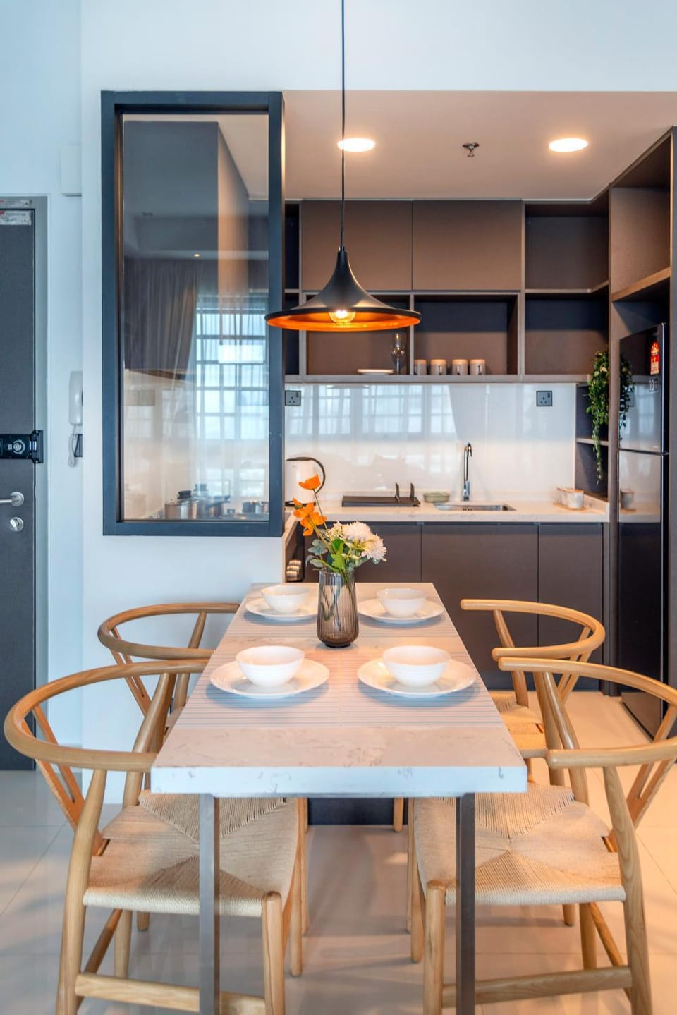 Kitchen or kitchenette, Dining area