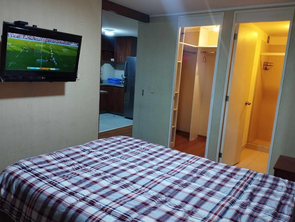 Bed, TV and multimedia, Photo of the whole room, Bedroom