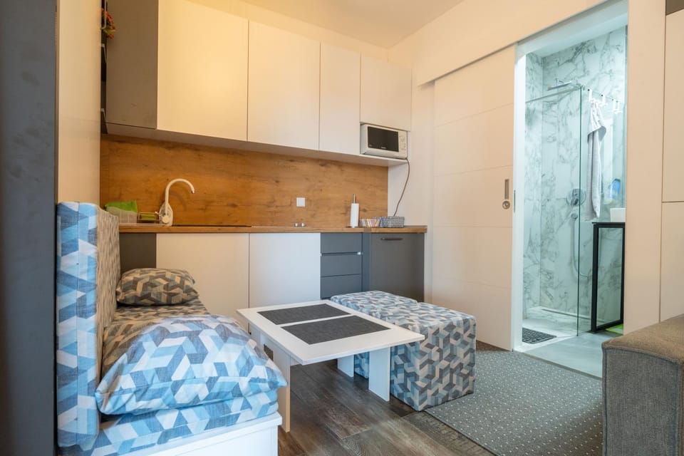 Bathroom, Kitchen or kitchenette, microwave