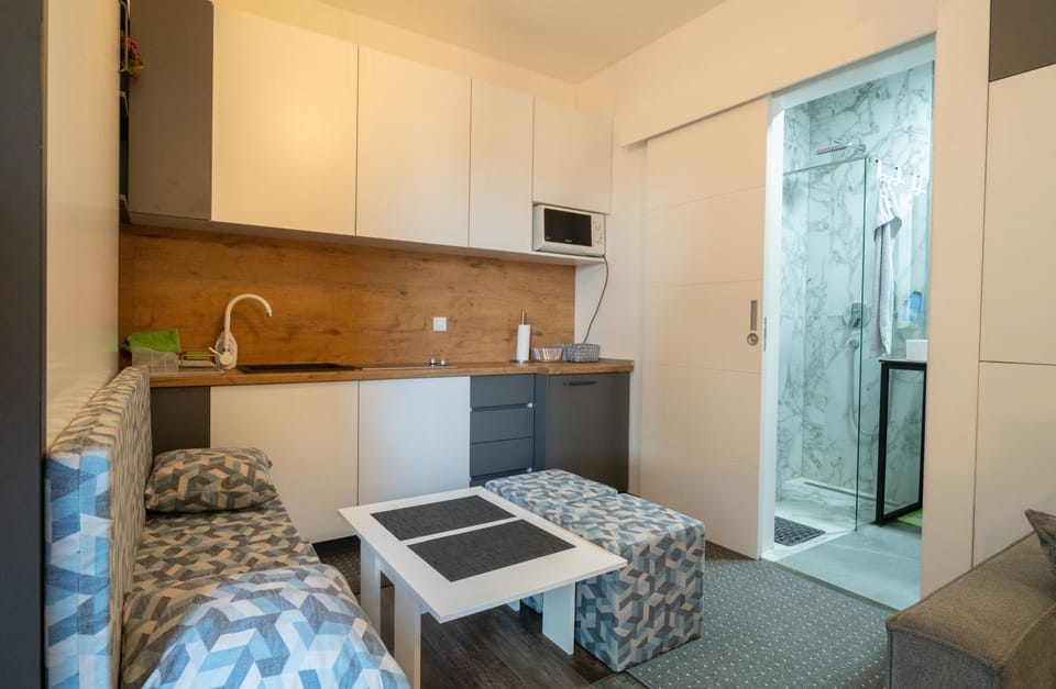Bathroom, Kitchen or kitchenette, microwave