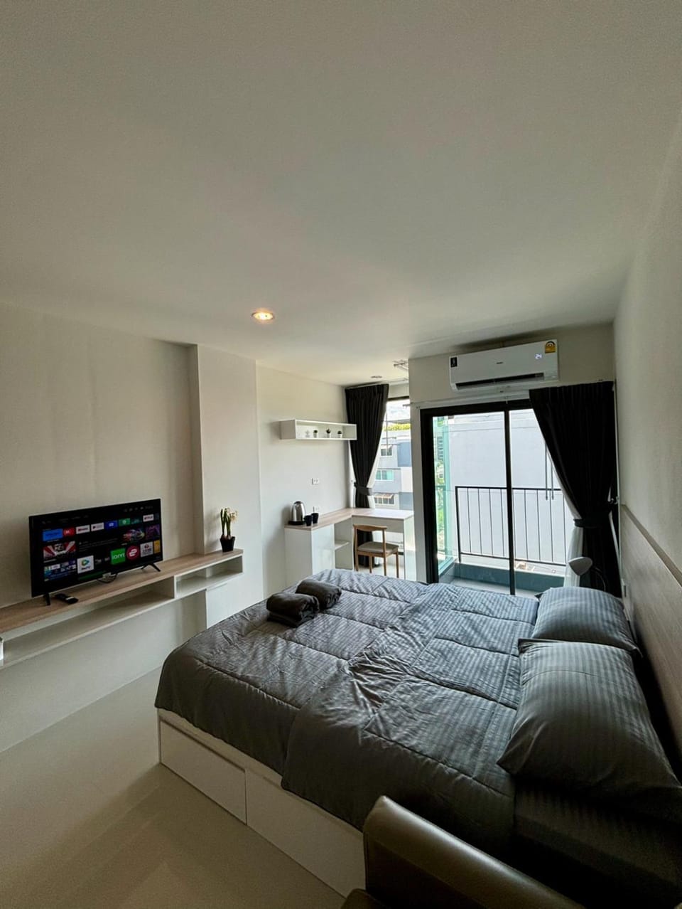 5 mins to Ari - Sutthisan Apartment in Bangkok