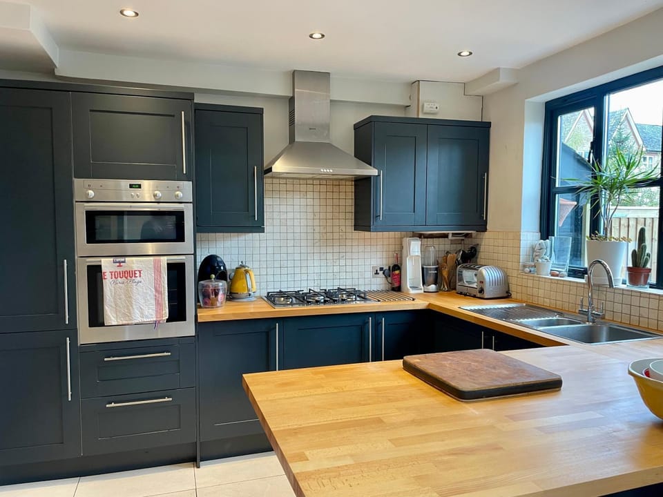 Coffee/tea facilities, Kitchen or kitchenette, oven, pet friendly, stove, toaster, washing machine