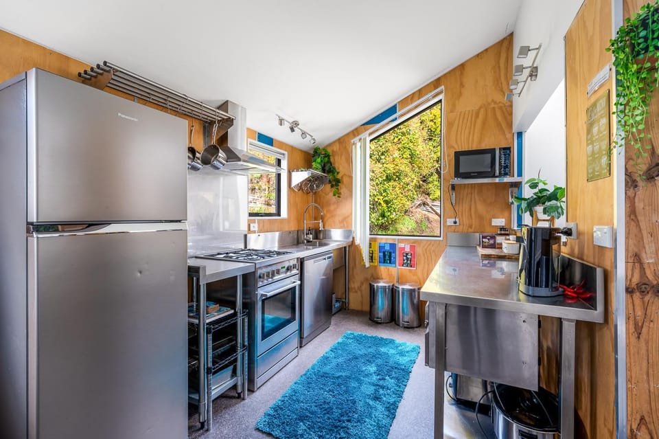 Coffee/tea facilities, Kitchen or kitchenette, dishwasher, oven, stove, toaster