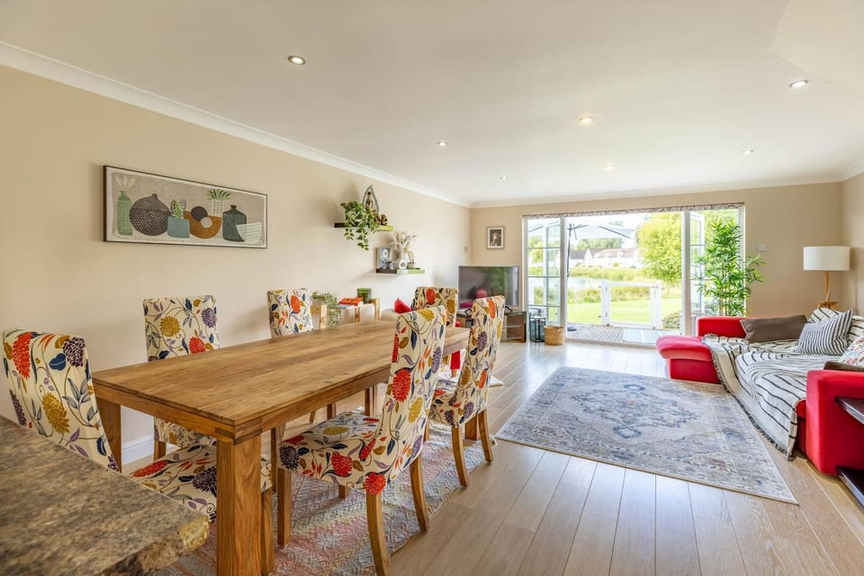 Rose Lake View, 3 Bed Luxury Cotswolds Lake House, South Cerney, Cirencester House in Cotswold District