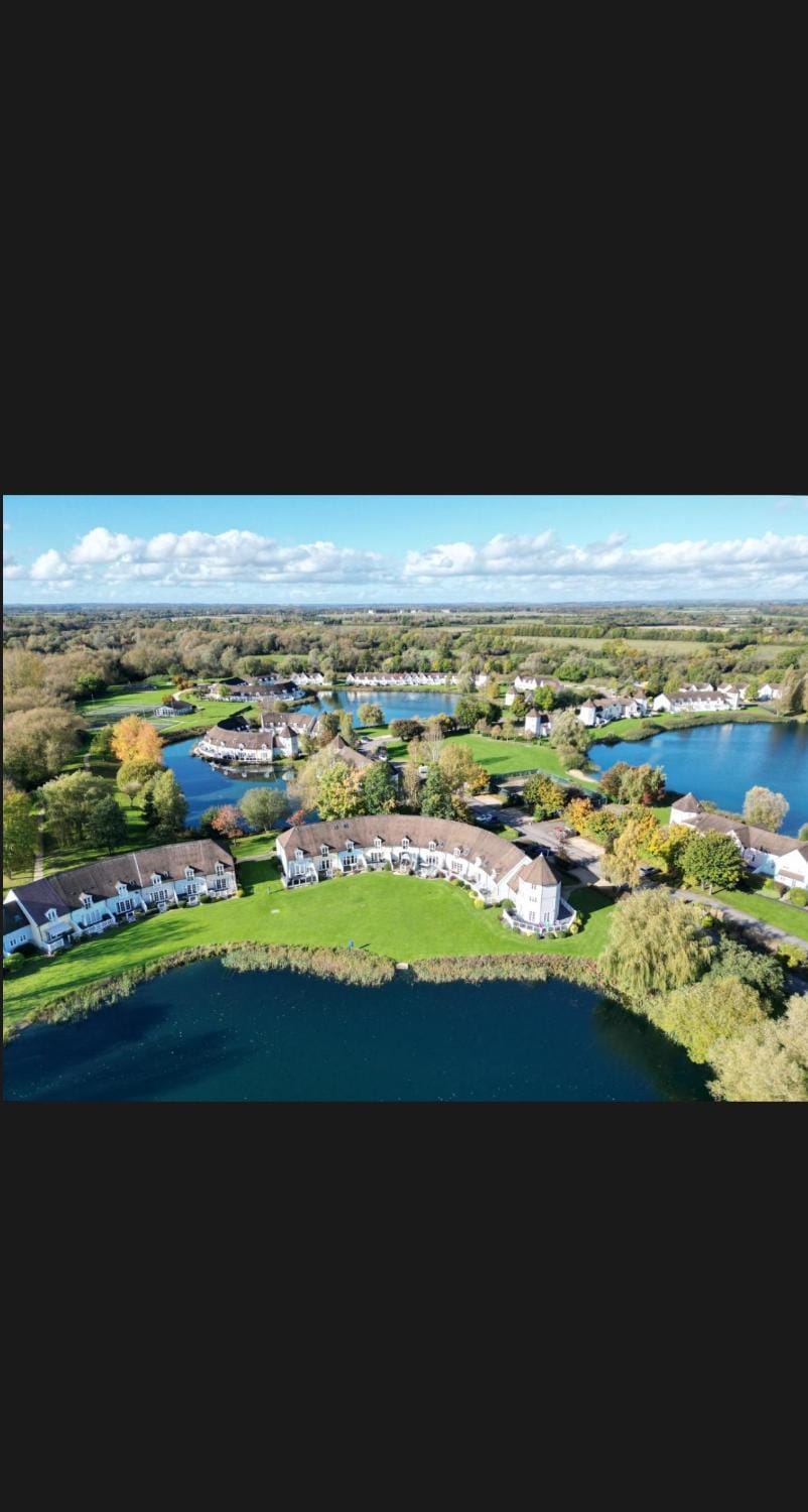 Rose Lake View, 3 Bed Luxury Cotswolds Lake House, South Cerney, Cirencester House in Cotswold District