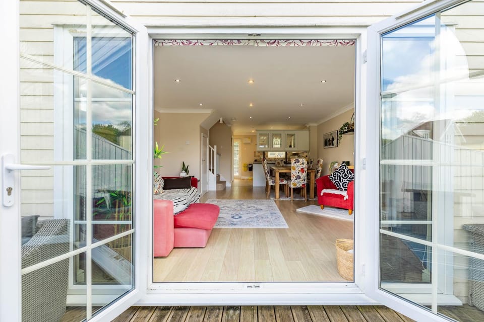 Rose Lake View, 3 Bed Luxury Cotswolds Lake House, South Cerney, Cirencester House in Cotswold District