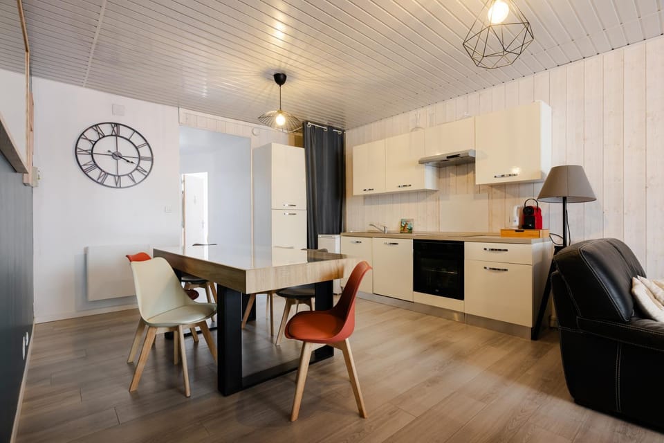 Kitchen or kitchenette, dishwasher, oven, pet friendly, stove, toaster