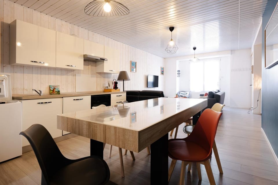 Kitchen or kitchenette, Dining area, oven, pet friendly, stove