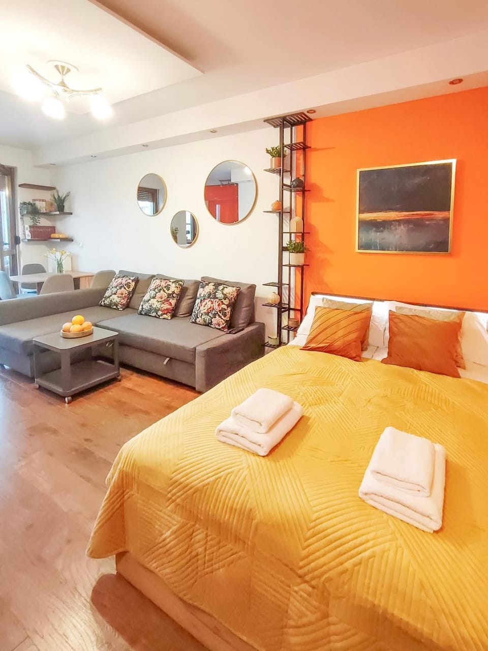 Bed, TV and multimedia, Photo of the whole room, Seating area, Bedroom