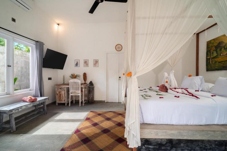 Bed, TV and multimedia, Photo of the whole room, Bedroom
