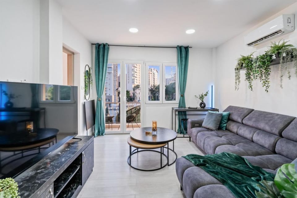 TV and multimedia, Living room, Seating area, air conditioner