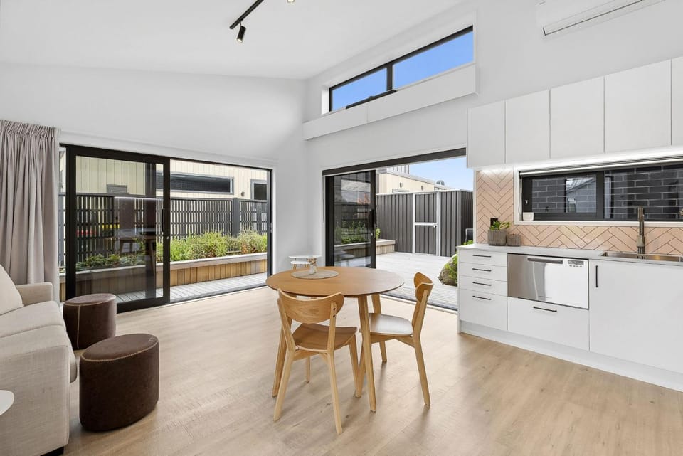 Kitchen or kitchenette, Living room, Seating area, Dining area, dishwasher