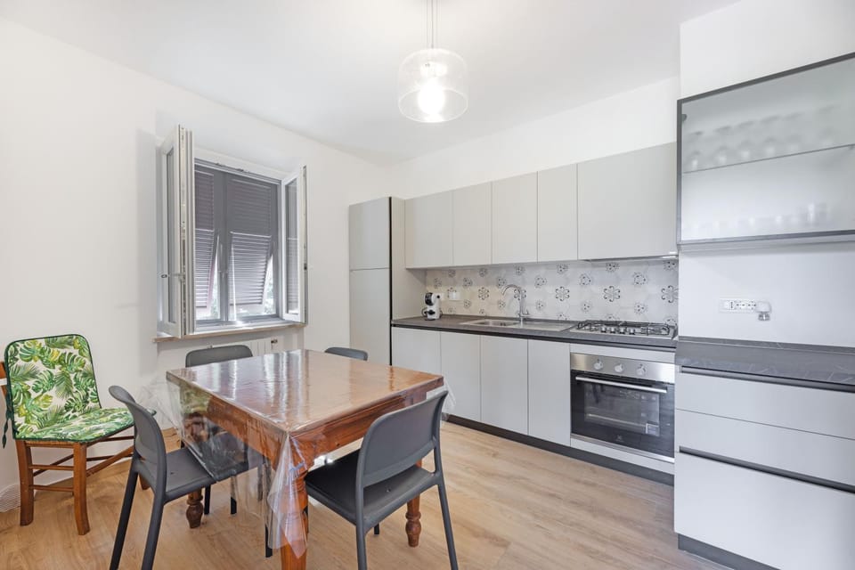 Kitchen or kitchenette, Dining area, oven, stove