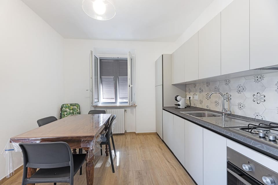 Kitchen or kitchenette, Dining area, stove