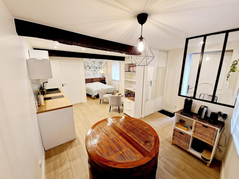 Bed, Kitchen or kitchenette, Photo of the whole room, Dining area, Bedroom, oven